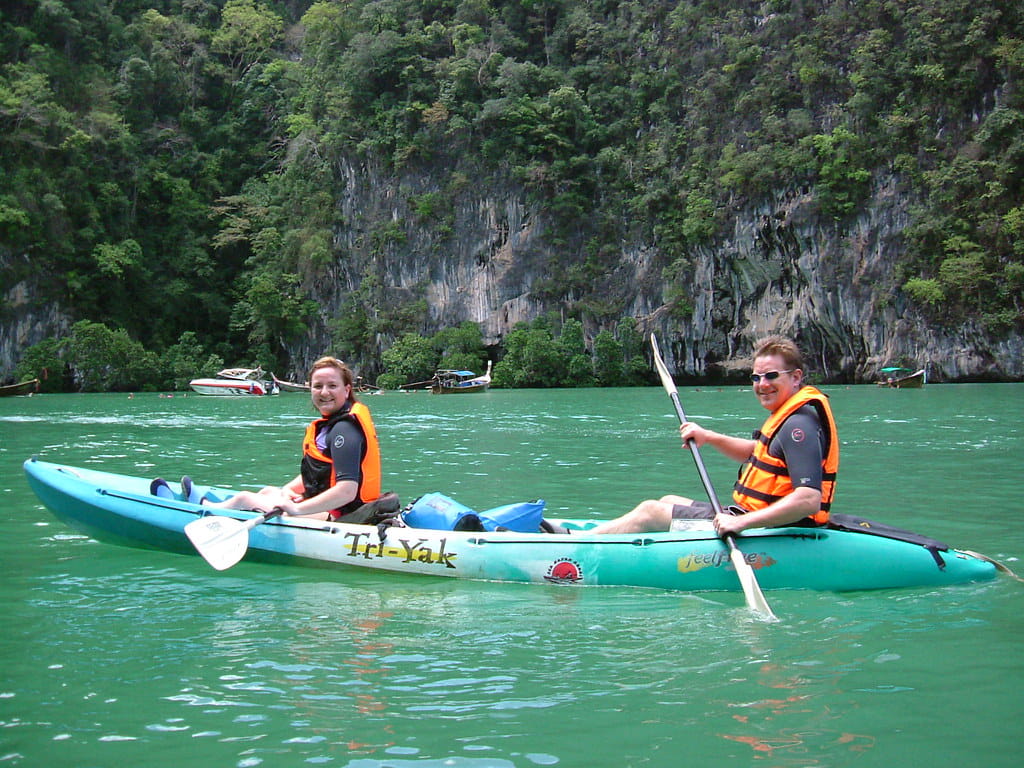 do bright colored kayaks scare fish