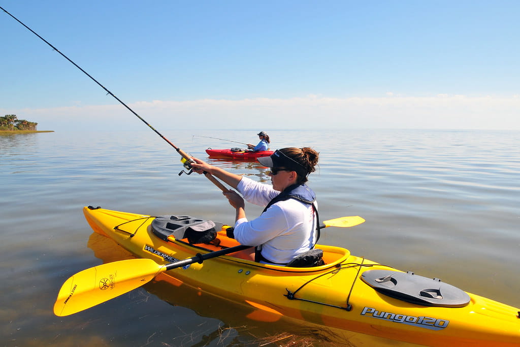 do bright colored kayaks scare fish