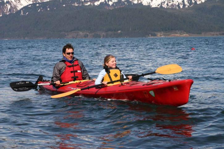 do bright colored kayaks scare fish